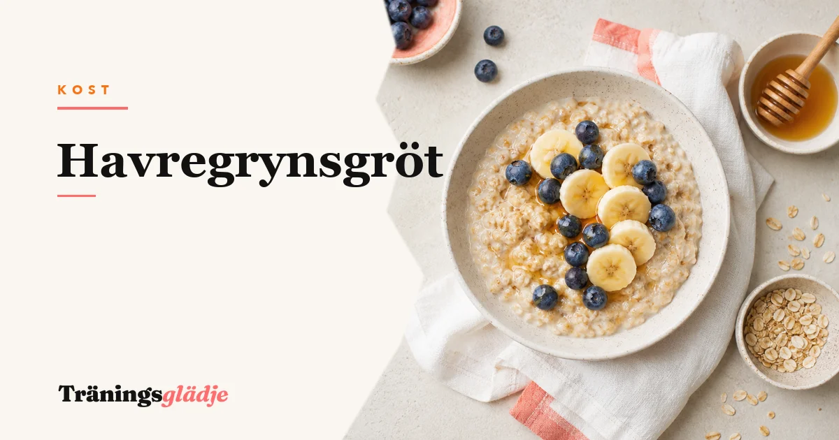 Skål med havregrynsgröt toppad med banan, blåbär, honung och mandlar på trärän, ingen person synlig