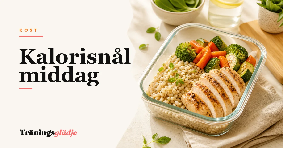 Sju matlådor uppradade på köksbänk med kyckling, lax, halloumi och rotsaker, ovanifrån, ingen person synlig
