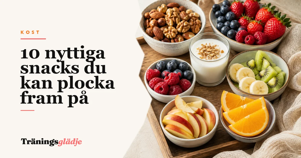 Tio nyttiga snacks utlagda på vit bricka uppifrån: kvargskål med bär, äpple med jordnötssmör, rostade kikärtor och chokladbollar