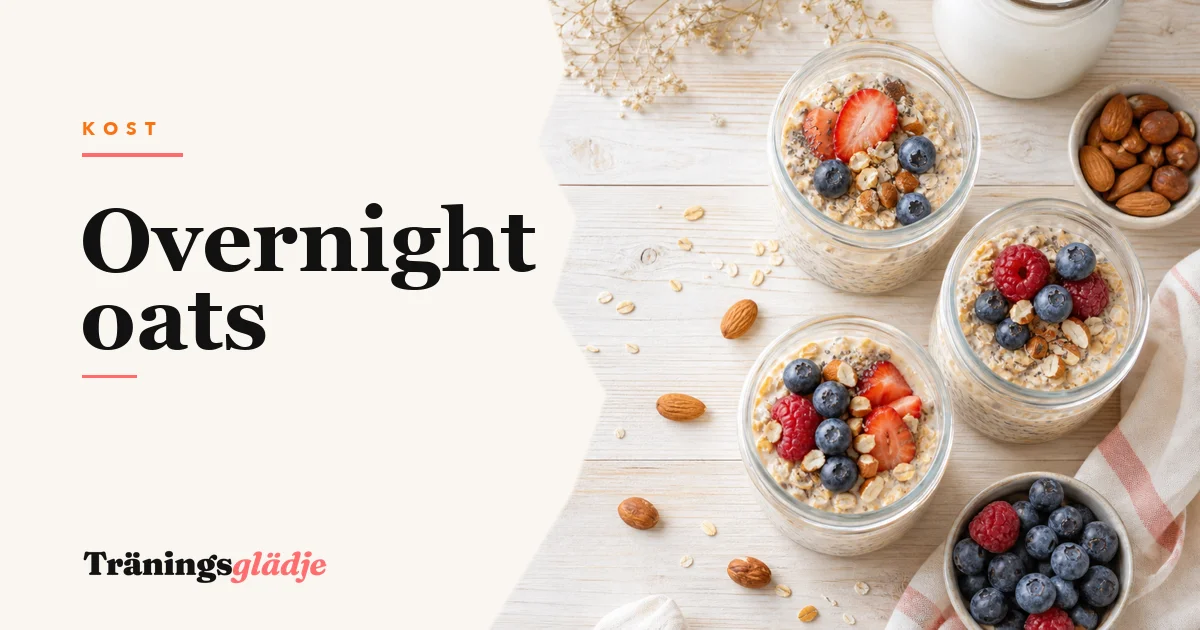 Krämig overnight oats med kvarg och bär i en glasburk