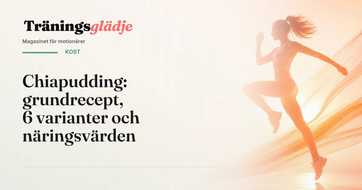 Tre glasburkar med chiapudding toppade med hallon, mango och blåbär, mässingssked vid sidan, ingen person synlig